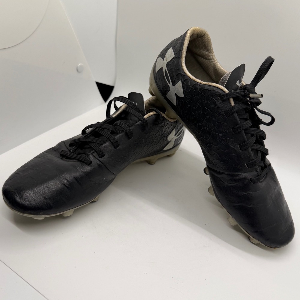 Under Armour‎ Magnetic Black and Silver Soccer Cleats Youth Size 5Y MAGNETICO